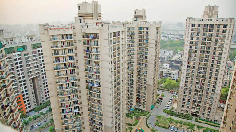 सोसायटी के नियम तोड़ने पर किसे भरना होगा जुर्माना? जानिए मकान मालिक या किरायेदार, क्या कहता है नियम