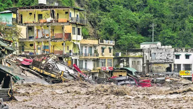 उत्तराखंड में बारिश का कहर, चेतावनी निशान पर पहुंची गंगा; बदरीनाथ हाईवे पर भूस्खलन से संकट