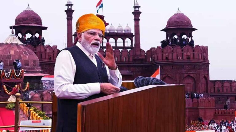 लाल किले पर सबसे ज्यादा बार तिरंगा किस प्रधानमंत्री ने फहराया? जानें नेहरू, इंदिरा और मोदी का रिकॉर्ड