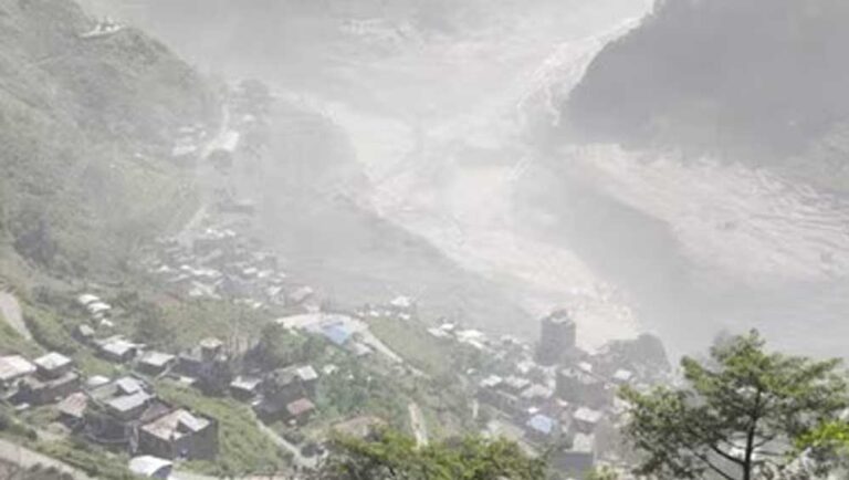 पहाड़ों से उठा धुएं का गुबार, फिर आया महाप्रलय; नेपाल में बाढ़ के 4 खौफनाक VIDEO