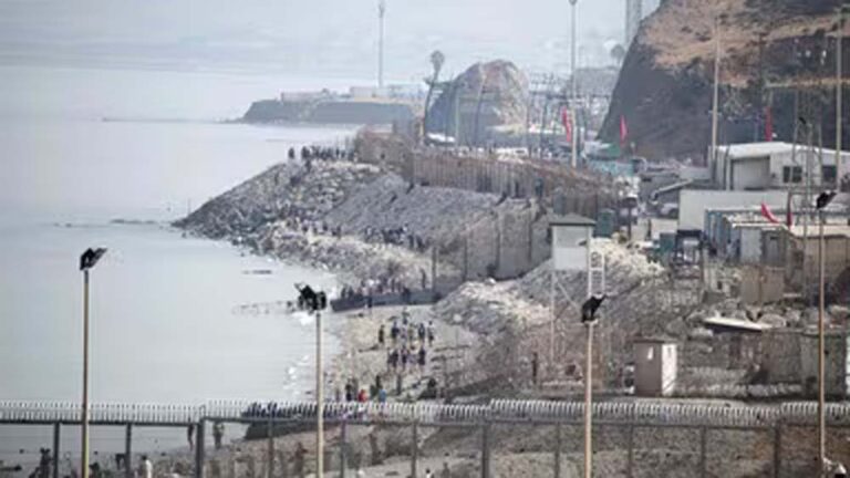 अवैध प्रवासियों से परेशान स्पेन ने मोरक्को सीमा पर 500 मीटर बैरियर बनाया