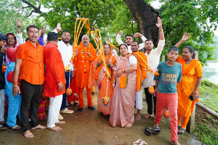 बरसते पानी में नहीं रुके शिवभक्तों के कदम, जितेन्द्र वर्मा के नेतृत्व में बोल बम के जयघोष के साथ पाटन से टोलाघाट तक निकली भव्य कांवर यात्रा…
