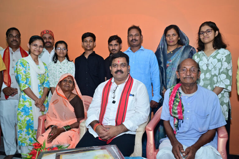 तीन बहनों ने एक साथ पास की नीट परीक्षा, उप मुख्यमंत्री विजय शर्मा ने घर पहुंचकर दी बधाई…..