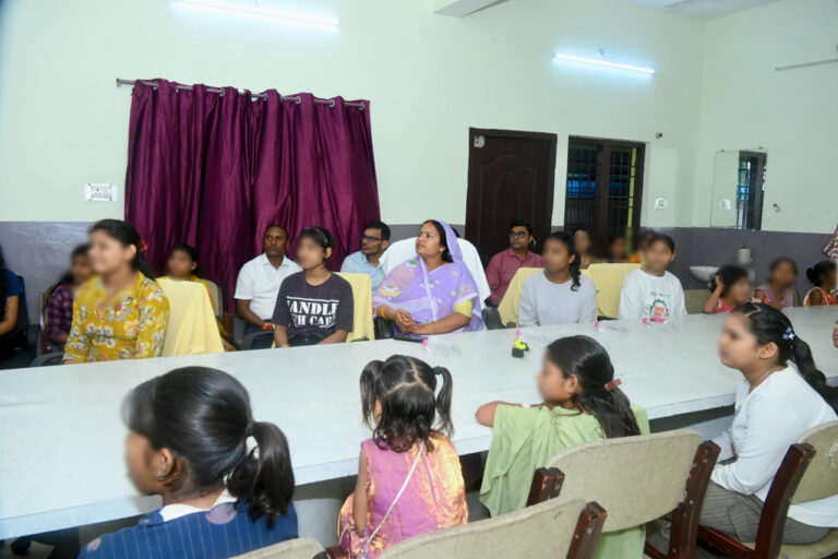 मंत्री लक्ष्मी राजवाड़े ने बालिका गृह की बेटियों के साथ सुनी ‘मन की बात’…..