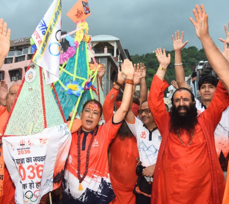 हरकी पैड़ी से कांवड़ लेकर 22 किमी पैदल निकलीं खेल मंत्री रेखा आर्या, दो संकल्पों के साथ शुरू की शिव यात्रा