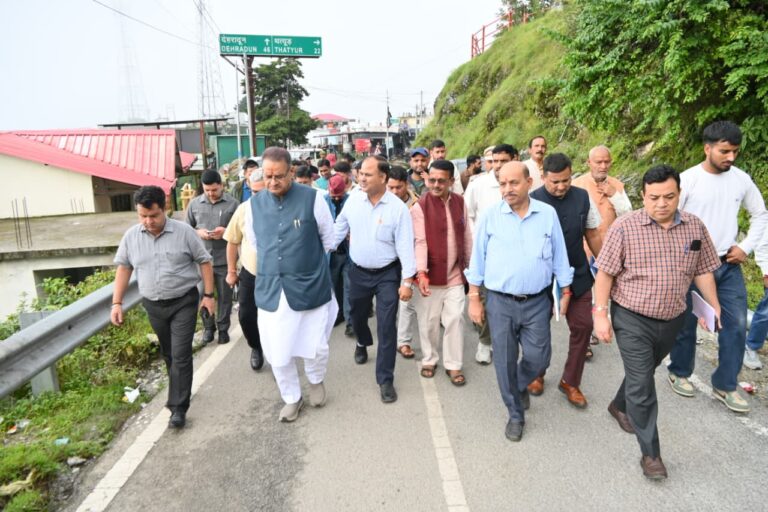 सुवाखोली में प्रस्तावित बिजली घर के चयनित भूमि का स्थलीय निरीक्षण करते कैबिनेट मंत्री गणेश जोशी
