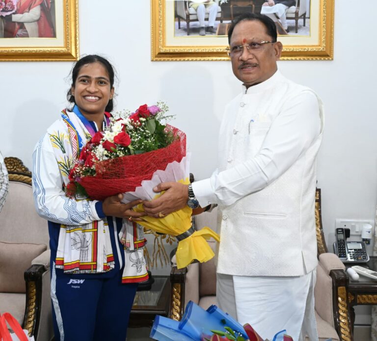 राष्ट्रमंडल खेलों की रजत पदक विजेता ज्ञानेश्वरी यादव का मुख्यमंत्री निवास में भव्य स्वागत, मुख्यमंत्री विष्णु देव साय ने की 30 लाख रुपये प्रोत्साहन राशि और आउट ऑफ टर्न डीएसपी पद पर पदोन्नति की घोषणा….