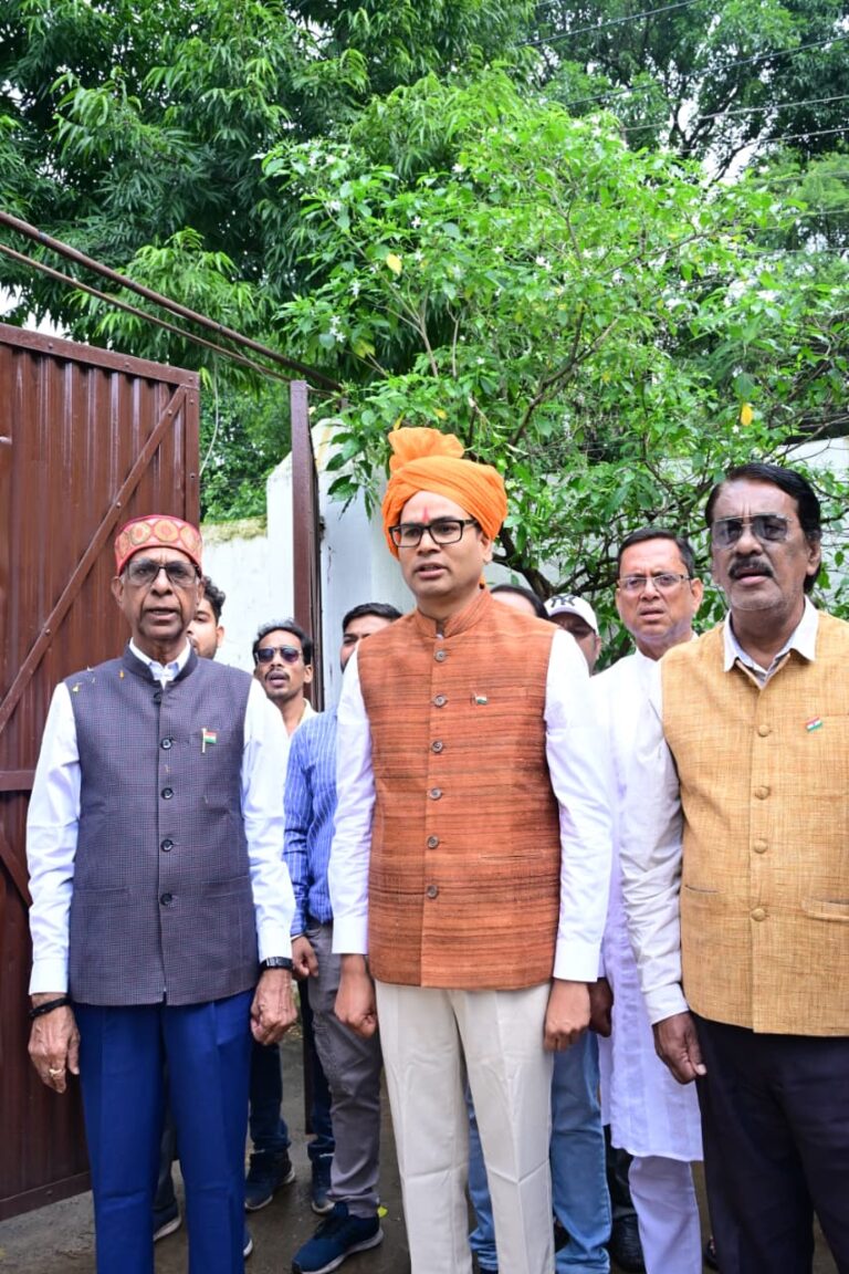 वित्त मंत्री ओपी चौधरी ने रायगढ़ निवास कार्यालय में किया ध्वजारोहण, राष्ट्रध्वज को दी सलामी….