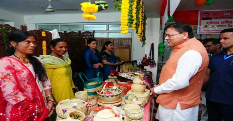 Uttarakhand News: ‘वोकल फॉर लोकल’ को बढ़ावा! CM धामी ने स्वयं सहायता समूहों के स्टाल से खरीदे स्थानीय उत्पाद, प्रदेशवासियों से की खास अपील…
