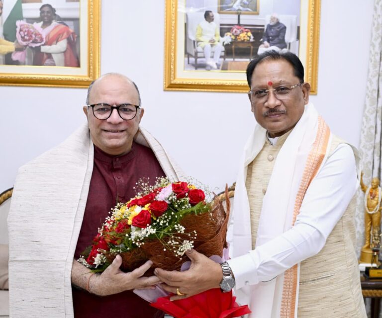 मुख्यमंत्री विष्णुदेव साय से निर्माता-निर्देशक डॉ. चंद्रप्रकाश द्विवेदी ने की सौजन्य मुलाकात…..