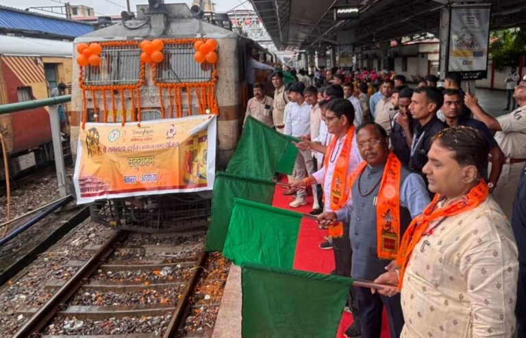 आस्था की रेल से अयोध्या धाम रवाना हुए 850 श्रद्धालु, रामलला के साथ काशी विश्वनाथ के भी करेंगे दर्शन, कृषि मंत्री रामविचार नेताम, राजस्व मंत्री टंकराम वर्मा ने ट्रेन को दिखाई हरी झंडी…..