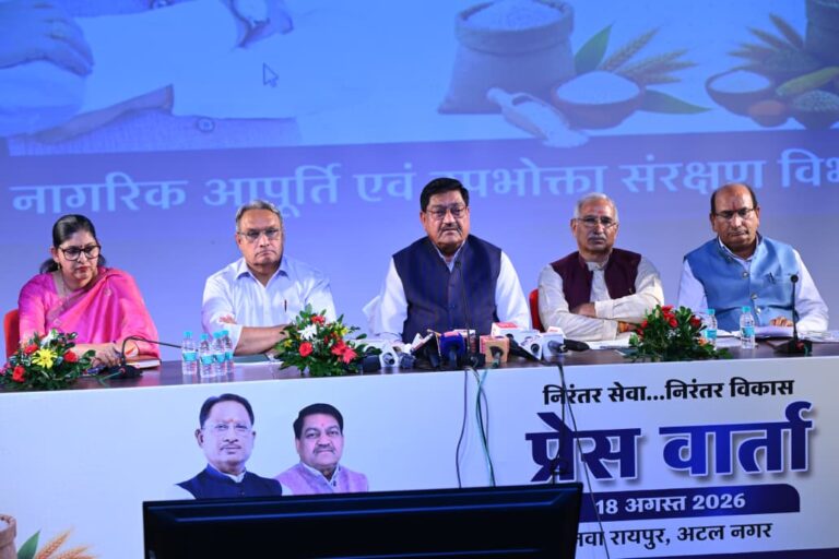खाद्य, नागरिक आपूर्ति एवं उपभोक्ता संरक्षण मंत्री श्री दयाल दास बघेल, एवं विभागीय सचिव, श्रीमती रीना बाबा साहेब कंगाले द्वारा विभागीय गतिविधियों एवं उपलब्धियों पर आज छत्तीसगढ संवाद के आडिटोरियम (अटल नगर, नवा रायपुर) में प्रेस कॉन्फ्रेंस को संयुक्त रूप से संबोधित किया गया…..