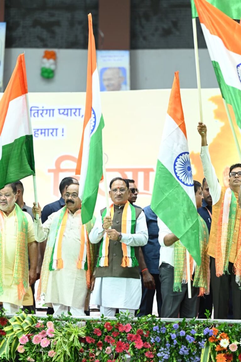 मुख्यमंत्री विष्णु देव साय ने हाथ में तिरंगा थामकर किया भव्य तिरंगा यात्रा का नेतृत्व, मुख्यमंत्री ने कहा – 140 करोड़ भारतीयों को एक सूत्र में बांधता है तिरंगा…..