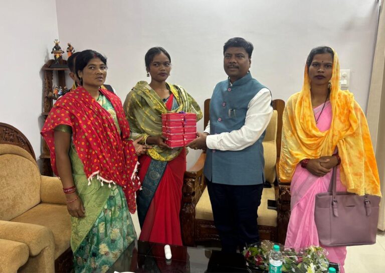 उद्यमिता की नई मिसाल : बस्तर की महिलाओं ने तैयार की बिना शक्कर वाली ऑर्गेनिक काजू-कतली, वन मंत्री केदार कश्यप ने की सराहना….
