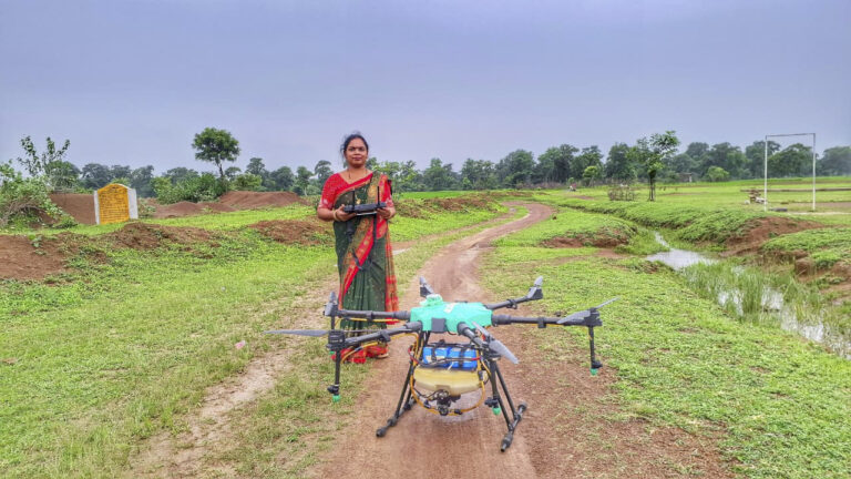 तकनीक के पंखों से आत्मनिर्भरता की उड़ान, ड्रोन दीदी हेमलता मनहर बोलीं – बहनों के सम्मान में निरंतर काम कर रहे हैं विष्णु भैया…..