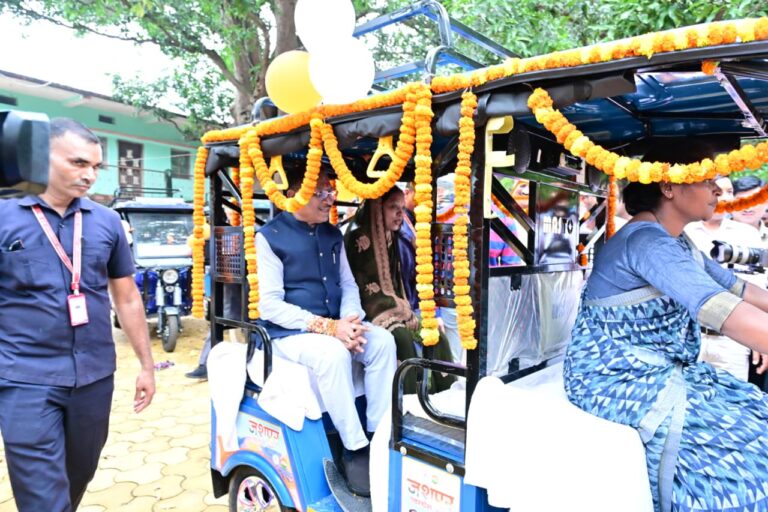 मुख्यमंत्री विष्णु देव साय ने ‘जशपुर एक्सप्रेस’ योजना का किया शुभारंभ, रक्षाबंधन पर ‘विष्णु भैया’ ने 50 बहनों को दिया आत्मनिर्भरता का उपहार, सौंपे ई-रिक्शा….