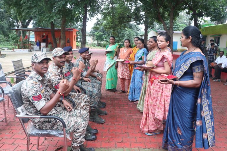 जिनसे कभी संघर्ष था, उन्हीं की कलाई पर बांधी राखी, चौगेल पुनर्वास केंद्र में आत्मसमर्पित माओवादियों ने डी आर जी जवानों को बांधी राखी, कहा—अब बंदूक नहीं, हुनर से संवारेंगे भविष्य….