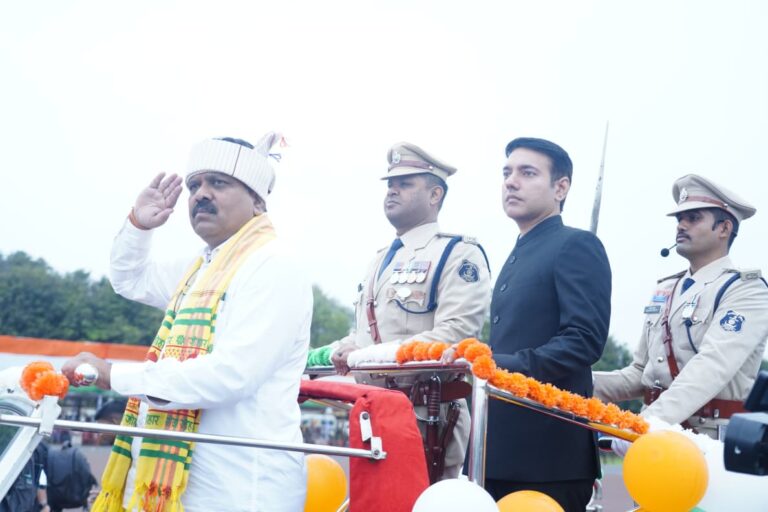 बस्तर में गरिमामय और हर्षाेल्लास के साथ मनाया गया 80वां स्वतंत्रता दिवस, उप मुख्यमंत्री विजय शर्मा ने जगदलपुर के लालबाग मैदान में किया ध्वजारोहण, परेड की सलामी ली……