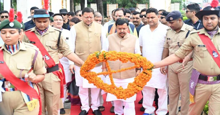 Uttarakhand News: शहीद स्मारक पहुंचकर CM धामी ने अमर शहीदों को दी श्रद्धांजलि, कहा- वीरों का बलिदान सदैव रहेगा स्मरणीय…..