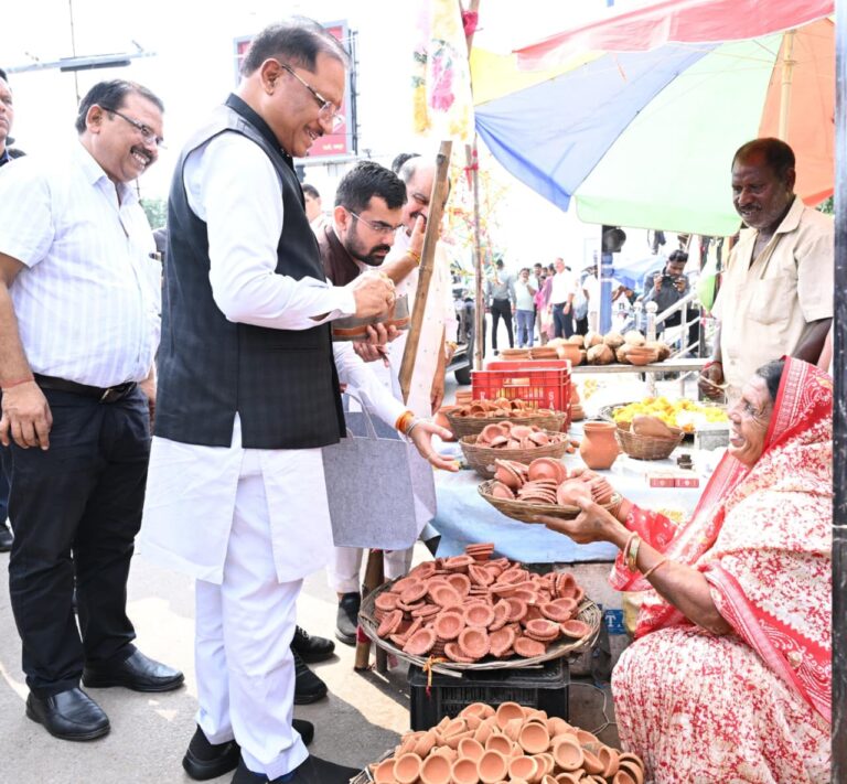 सड़क किनारे पसरे पर अचानक पहुंचे मुख्यमंत्री विष्णु देव साय, मीरा के पसरे से खरीदा ‘आशीर्वाद का दीया’…..