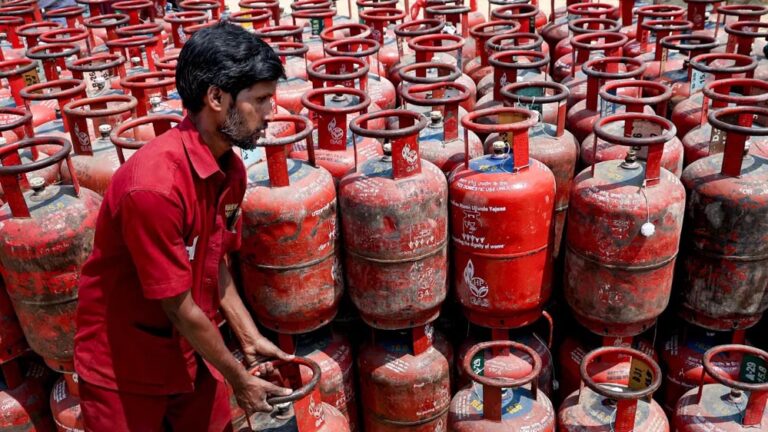 LPG सिलेंडर ₹400 में मिलेगा? सब्सिडी बढ़ने की खबर ने बढ़ाई हलचल, जानें क्या है सच्चाई