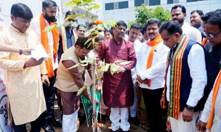 सेवा संकल्प अभियान : उप मुख्यमंत्री विजय शर्मा ने महारानी अस्पताल जगदलपुर में किया रक्तदान….
