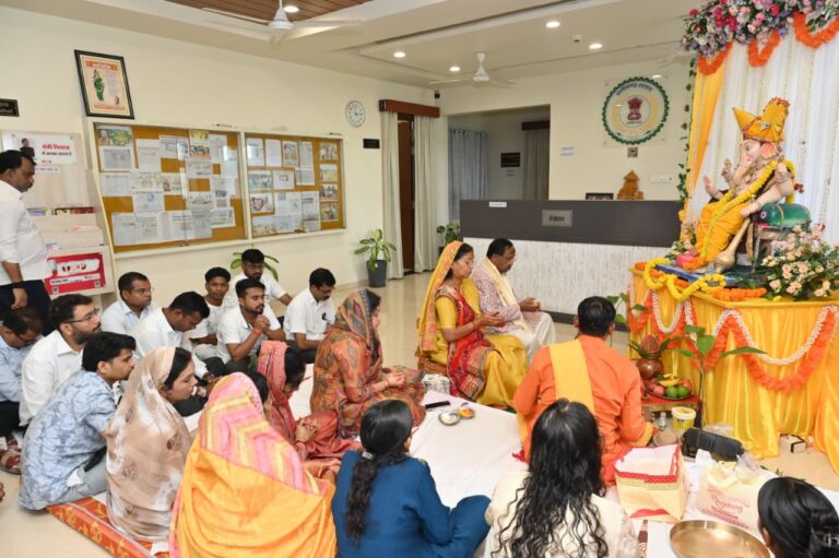 शासकीय निवास में विधि-विधान से विराजे भगवान गणेश, मंत्री रामविचार नेताम ने प्रदेशवासियों को दी शुभकामनाएं……