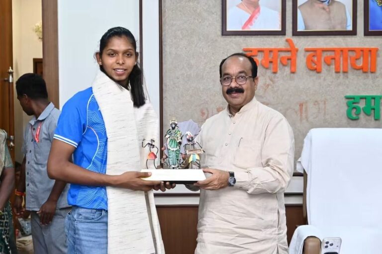 संजू की स्वर्णिम जीत पर उप मुख्यमंत्री अरुण साव ने थपथपाई पीठ, कहा छत्तीसगढ़ के खिलाड़ियों को मिलेगा उनके अनुभव का लाभ….