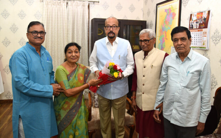 छत्तीसगढ़ी को आठवीं अनुसूची में शामिल कराने के लिए सकारात्मक पहल, राज्यपाल रमेन डेका से छत्तीसगढ़ी भाषाविदों ने की भेंट….