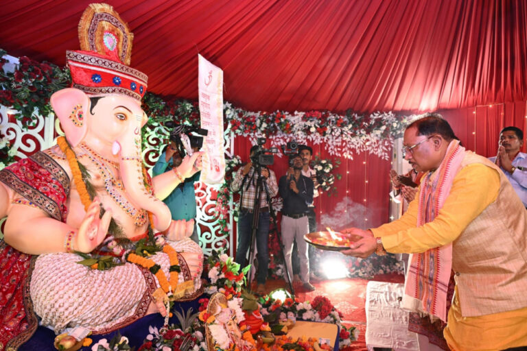 मुख्यमंत्री निवास में विराजे भगवान गणेश, मुख्यमंत्री विष्णु देव साय ने परिवारजनों के साथ विधि-विधान से की गणपति की स्थापना और पूजा-अर्चना, भगवान गणेश से प्रदेशवासियों के सुख, समृद्धि और खुशहाली की कामना…..