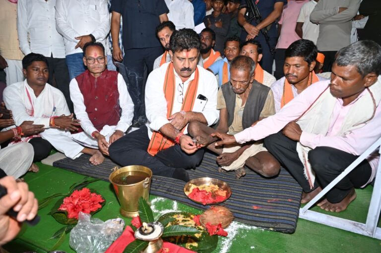 उप मुख्यमंत्री विजय शर्मा ने मुड़घुसरी में 1.48 करोड़ रुपए के तीन सड़क का किया भूमिपूजन….