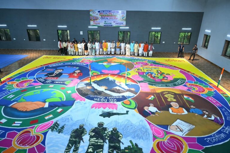 सेवा संकल्प अभियान-‘सेवा के रंग’ कार्यक्रम के तहत निर्मित भव्य रंगोली का मुख्यमंत्री विष्णु देव साय ने किया अवलोकन