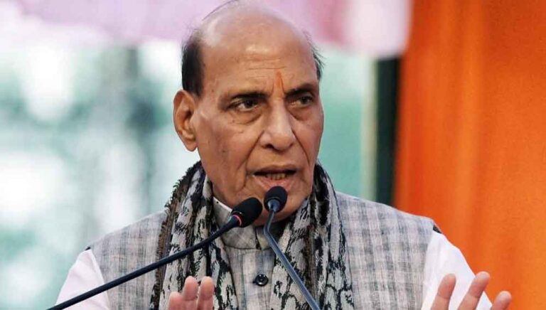 राजनाथ सिंह का राहुल गांधी पर निशाना, बोले- हाइड्रोजन बम का दावा दिवाली का पटाखा भी नहीं निकला