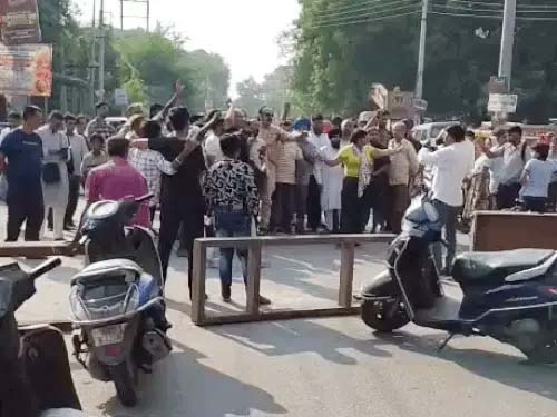 बिजली हड़ताल : 13 घंटे से बिजली गुल, लोगों ने रोड किया जाम