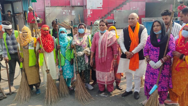 भाजपा प्रदेशाध्यक्ष डॉ. अर्चना गुप्ता ने मेडिकल मोड़ पर चलाया विशेष स्वच्छता अभियान