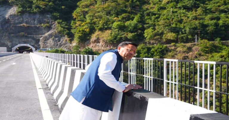 Uttarakhand News: रुद्रप्रयाग में 156 करोड़ की पुल-सुरंग परियोजना तैयार, केदारनाथ-बदरीनाथ हाईवे को जोड़ेगी; सीएम धामी ने किया निरीक्षण….