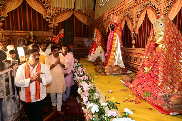 देवी पंडाल बने जनसमस्या निवारण के केंद्र, उप मुख्यमंत्री विजय शर्मा ने मां दुर्गा के चरणों में बैठकर सुनीं ग्रामीणों की समस्याएं…..