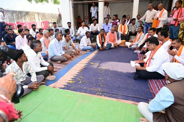 ’उपमुख्यमंत्री विजय शर्मा ने ग्राम लोहझरी में ग्रामीणों के बीच बैठकर किया सीधा संवाद’…..