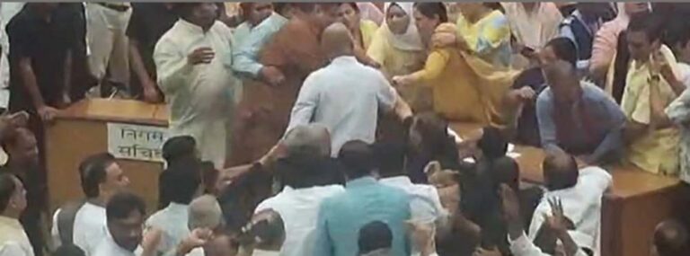 एमसीडी सदन में भारी हंगामा, महापौर के आसन पर फेंके कागज