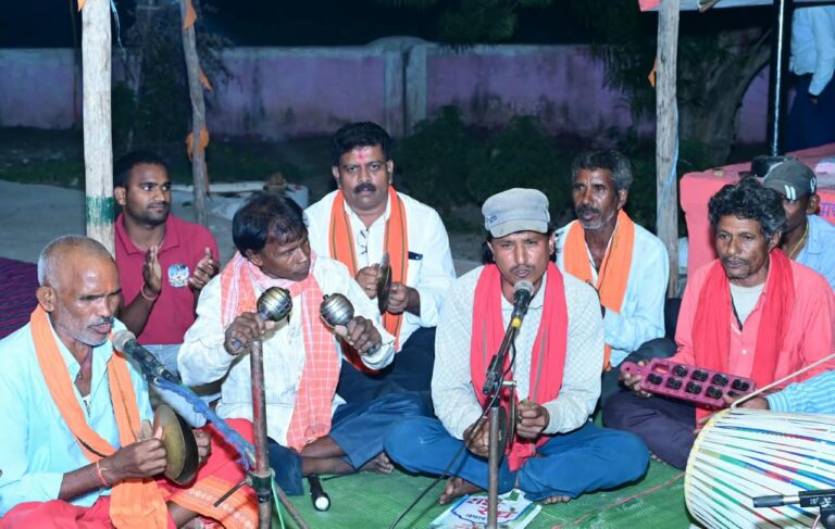 माता की भक्ति में रमे उप मुख्यमंत्री विजय शर्मा, हाथों में मंजीरा लेकर ग्रामीणों के साथ गाए जसगीत….