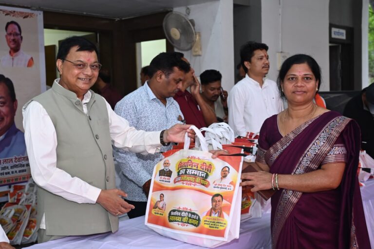सेवा संकल्प अभियान के तहत मितानिन दीदियों का कैबिनेट मंत्री लखन लाल देवांगन ने किया सम्मान, जनसेवा में योगदान की सराहना की….