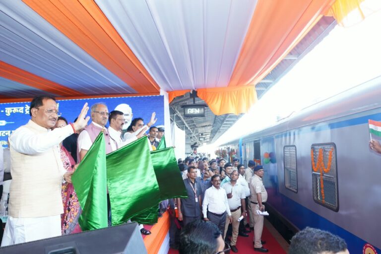 केंद्रीय रेल मंत्री अश्विनी वैष्णव और मुख्यमंत्री विष्णु देव साय ने रावघाट – रायपुर एवं रायपुर – कुरूद यात्री रेल सेवाओं को दिखाई हरी झंडी….